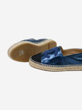 Load image into Gallery viewer, Blue CC espadrilles with contrasted stitching - size EU 39 Shoes Chanel 
