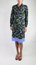 Load and play video in Gallery viewer, Black floral printed silk shirt dress - size FR 36
